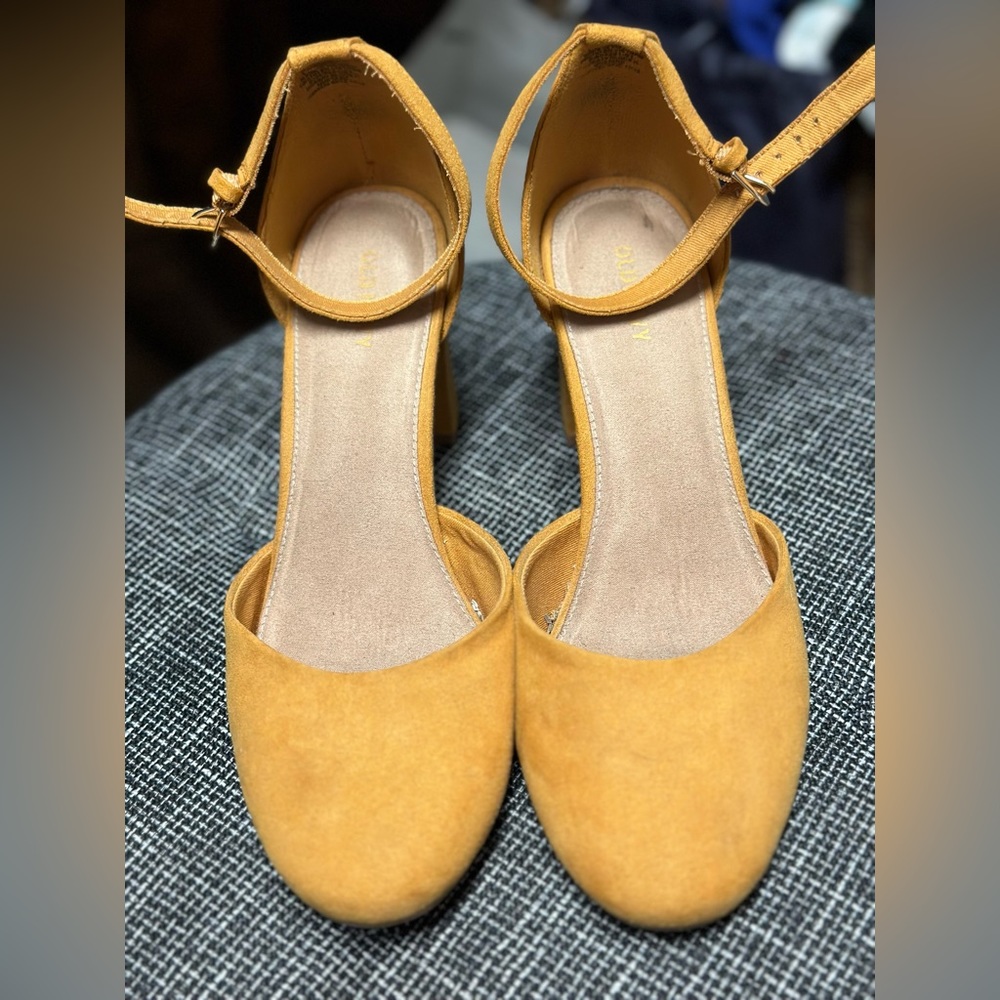 Old Navi Cute ankle strap shoes. Perfect condition.